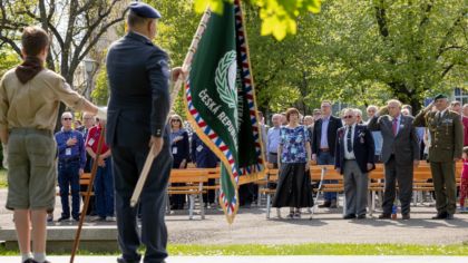 Na náměstí Míru se včera odpoledne vzpomínalo na bojovníky a oběti válek, v podvečer se potomci a příbuzní amerických a belgických veteránů sešli na plzeňské radnici