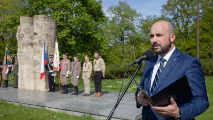 Na náměstí Míru se včera odpoledne vzpomínalo na bojovníky a oběti válek, v podvečer se potomci a příbuzní amerických a belgických veteránů sešli na plzeňské radnici