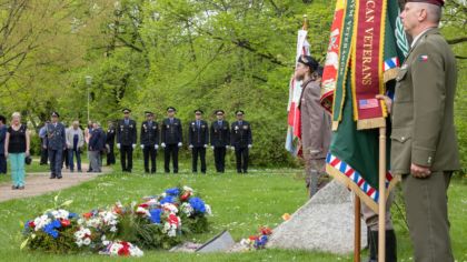 Na náměstí Míru se včera odpoledne vzpomínalo na bojovníky a oběti válek, v podvečer se potomci a příbuzní amerických a belgických veteránů sešli na plzeňské radnici