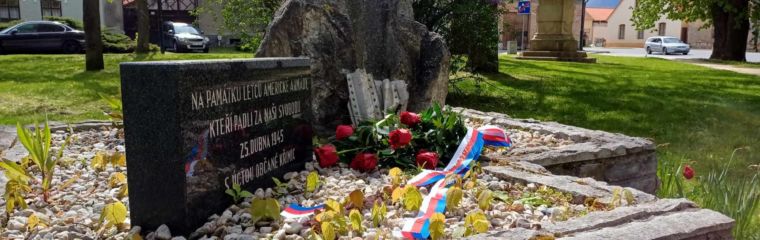Položením květin jsme uctili památku amerických letců sestřelených 25. dubna 1945