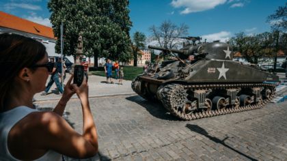 Do Plzně dorazil tank Sherman, kluby vojenské historie staví dobové kempy