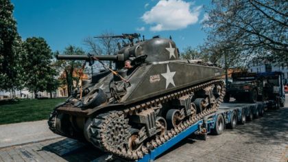 Do Plzně dorazil tank Sherman, kluby vojenské historie staví dobové kempy