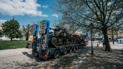 Do Plzně dorazil tank Sherman, kluby vojenské historie staví dobové kempy