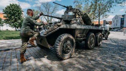 Do Plzně dorazil tank Sherman, kluby vojenské historie staví dobové kempy