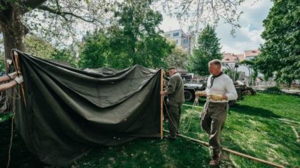 Do Plzně dorazil tank Sherman, kluby vojenské historie staví dobové kempy