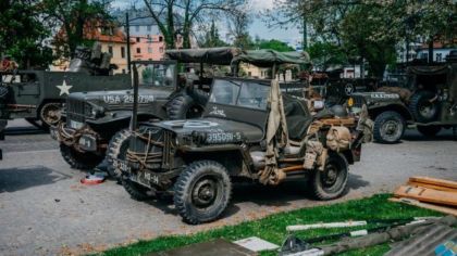 Do Plzně dorazil tank Sherman, kluby vojenské historie staví dobové kempy