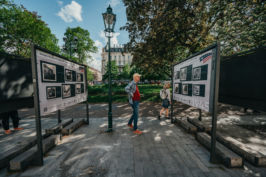 Fotografie z výstavy ve Smetanových sadech vrací do roku 1945