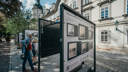 Fotografie z výstavy ve Smetanových sadech vrací do roku 1945