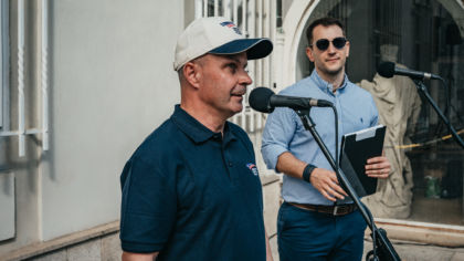 Fotografie z výstavy ve Smetanových sadech vrací do roku 1945