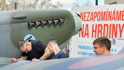 Stíhací letoun Spitfire se usadil v Šafaříkových sadech