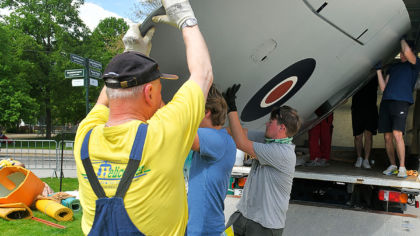 Stíhací letoun Spitfire se usadil v Šafaříkových sadech