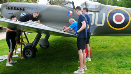 Stíhací letoun Spitfire se usadil v Šafaříkových sadech