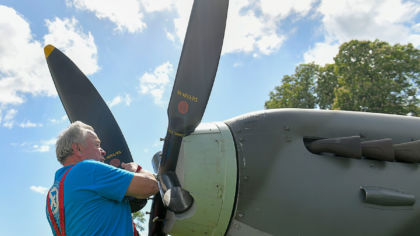 Stíhací letoun Spitfire se usadil v Šafaříkových sadech