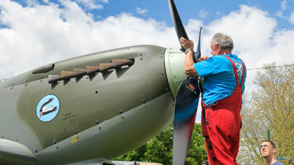 Stíhací letoun Spitfire se usadil v Šafaříkových sadech