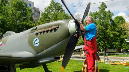 Stíhací letoun Spitfire se usadil v Šafaříkových sadech