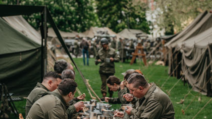 Členové klubů vojenské historie po tři dny žijí jako vojáci v roce 1945