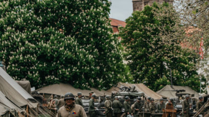 Členové klubů vojenské historie po tři dny žijí jako vojáci v roce 1945