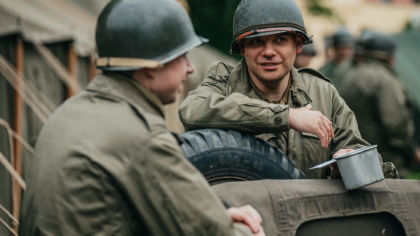 Členové klubů vojenské historie po tři dny žijí jako vojáci v roce 1945