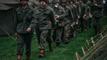 Členové klubů vojenské historie po tři dny žijí jako vojáci v roce 1945