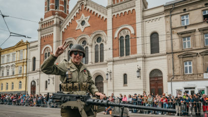 ČTK: Konvoj v Plzni viděly tisíce lidí