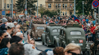 ČTK: Konvoj v Plzni viděly tisíce lidí